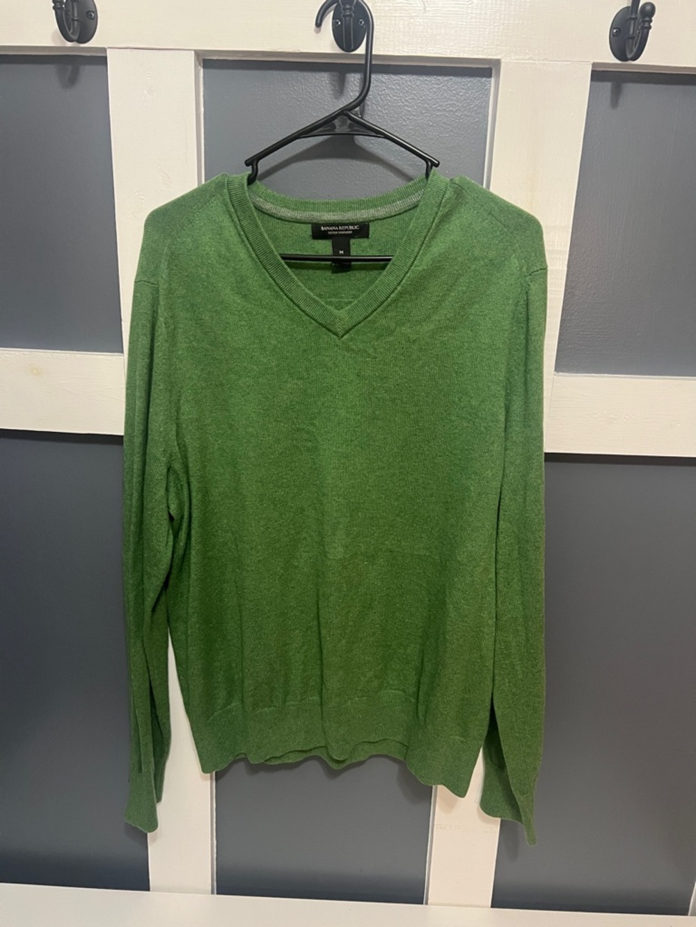Banana Republic Men's V-Neck Sweater in Kelly Green